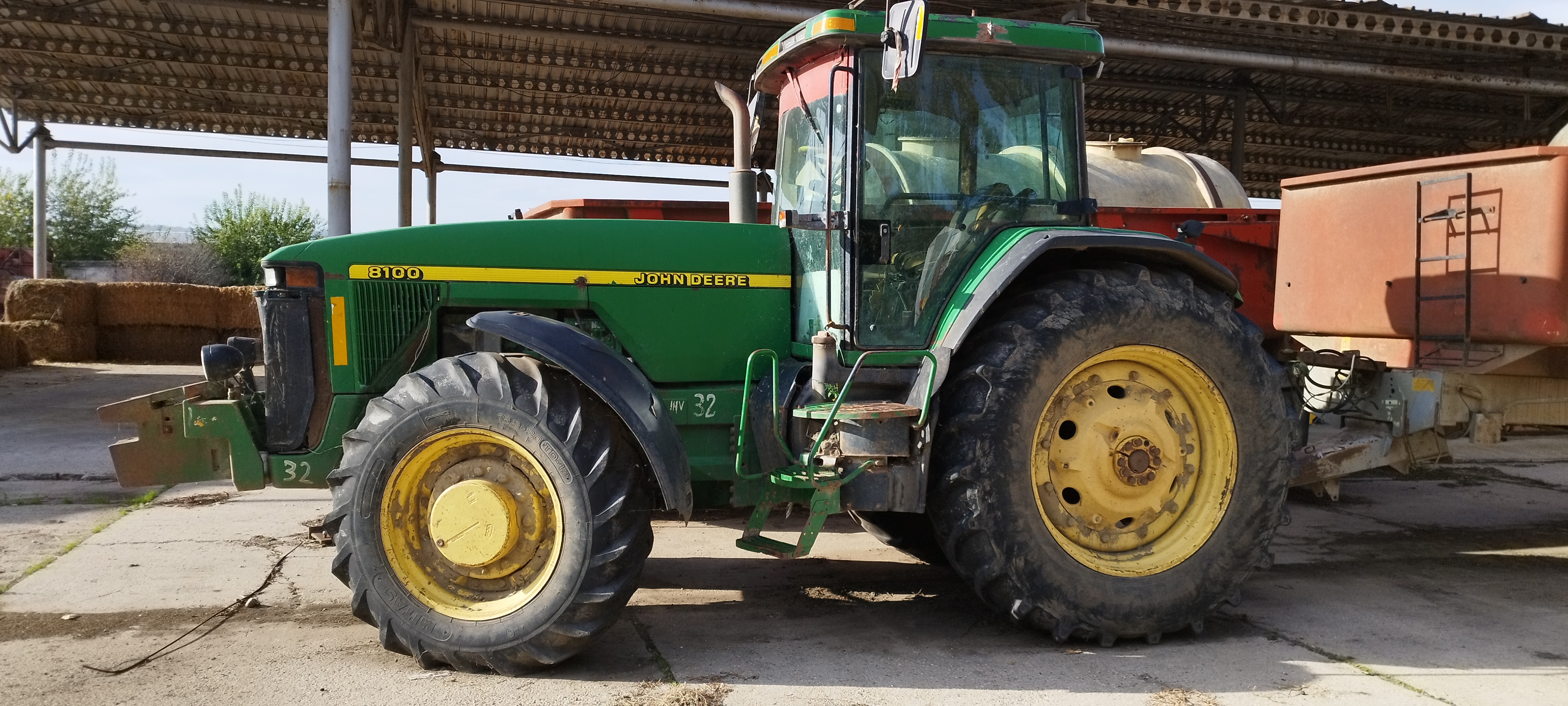 TRACTOR JOHN DEERE 8100 PLUS       