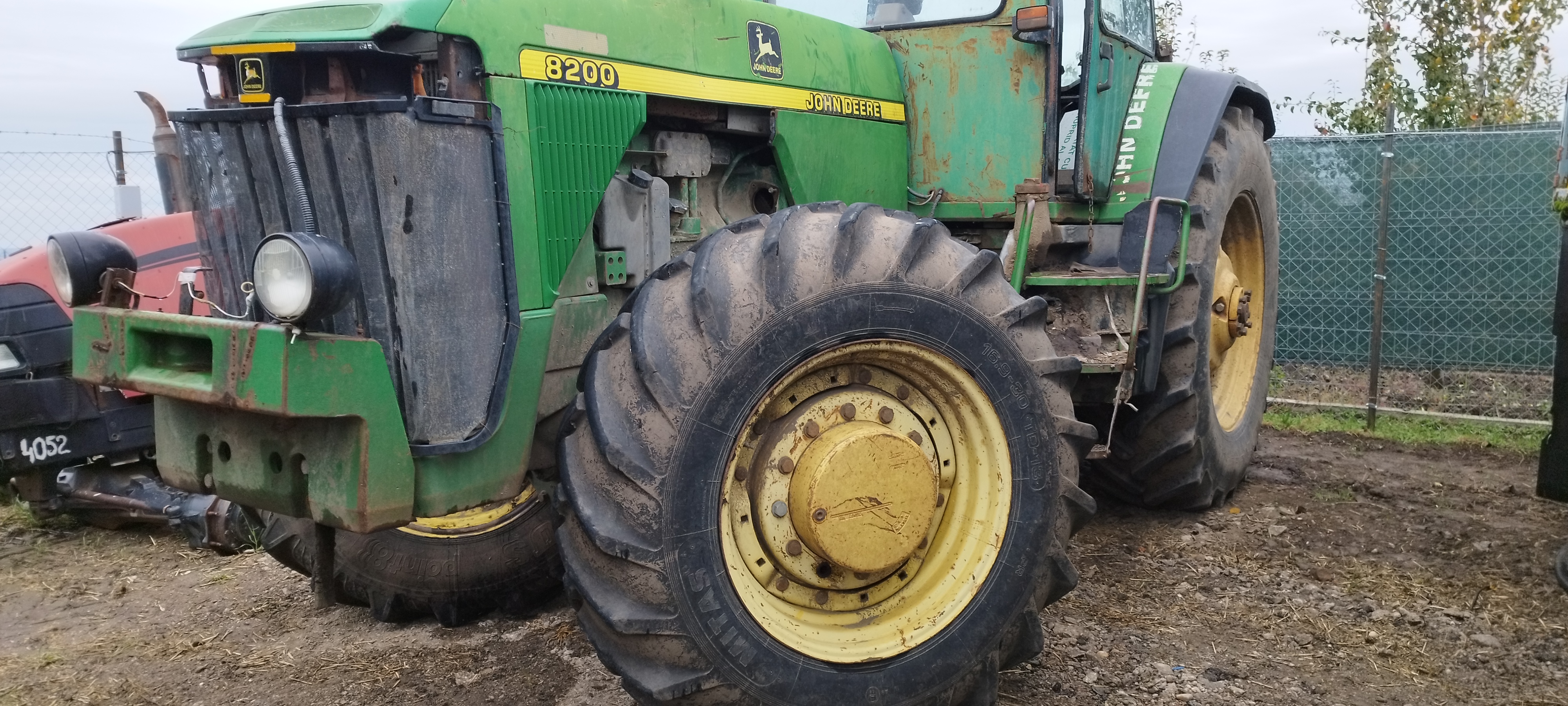 TRACTOR JOHN DEERE 8200